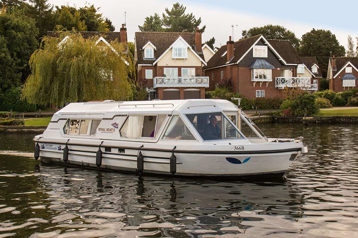 Royall Velvet 2 a classic holiday hire boat from Barnes Brinkcraft ...